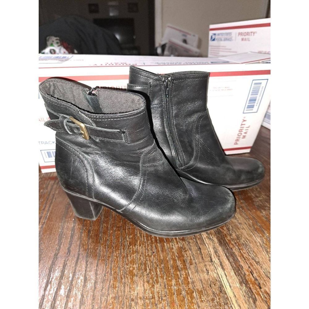 7M Clarks Black Leather Side Zip Chunky Stacked Heel Boots Booties Buckle Accent